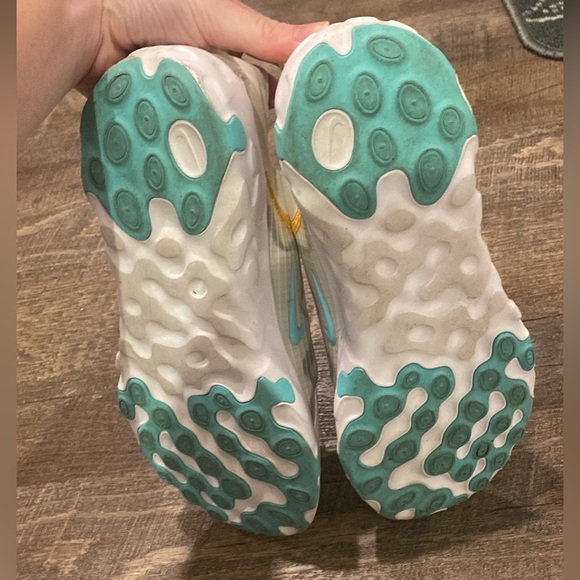 Nike shoes - Picture 3 of 4